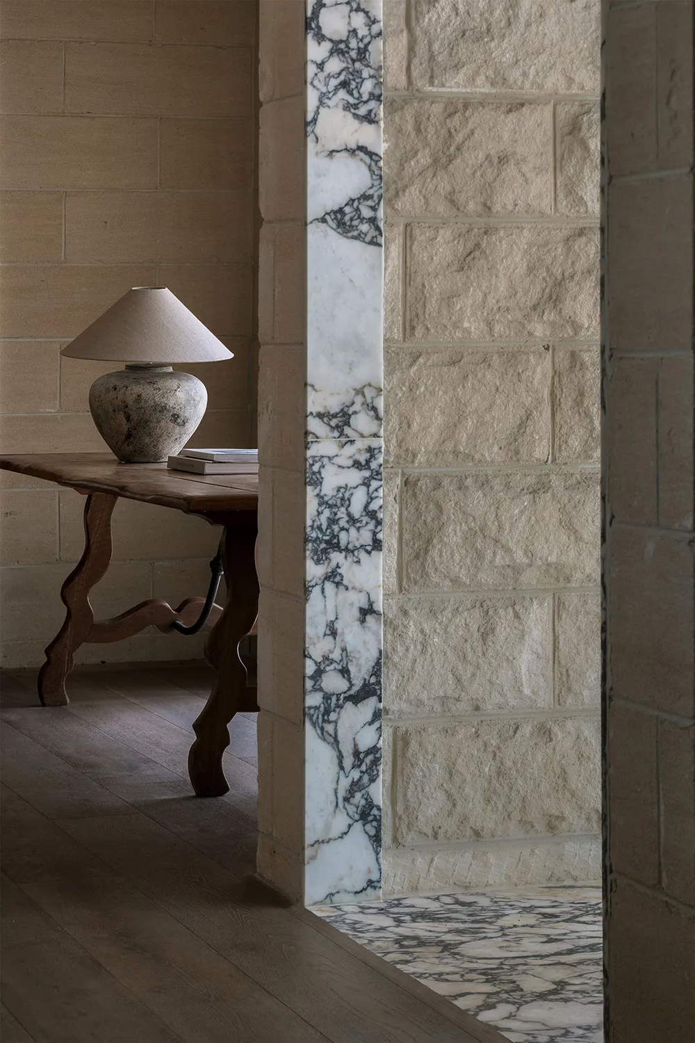 Teintes douces et lignes esthétiques : maison de détente moderne à Melbourne - Gallery image 7