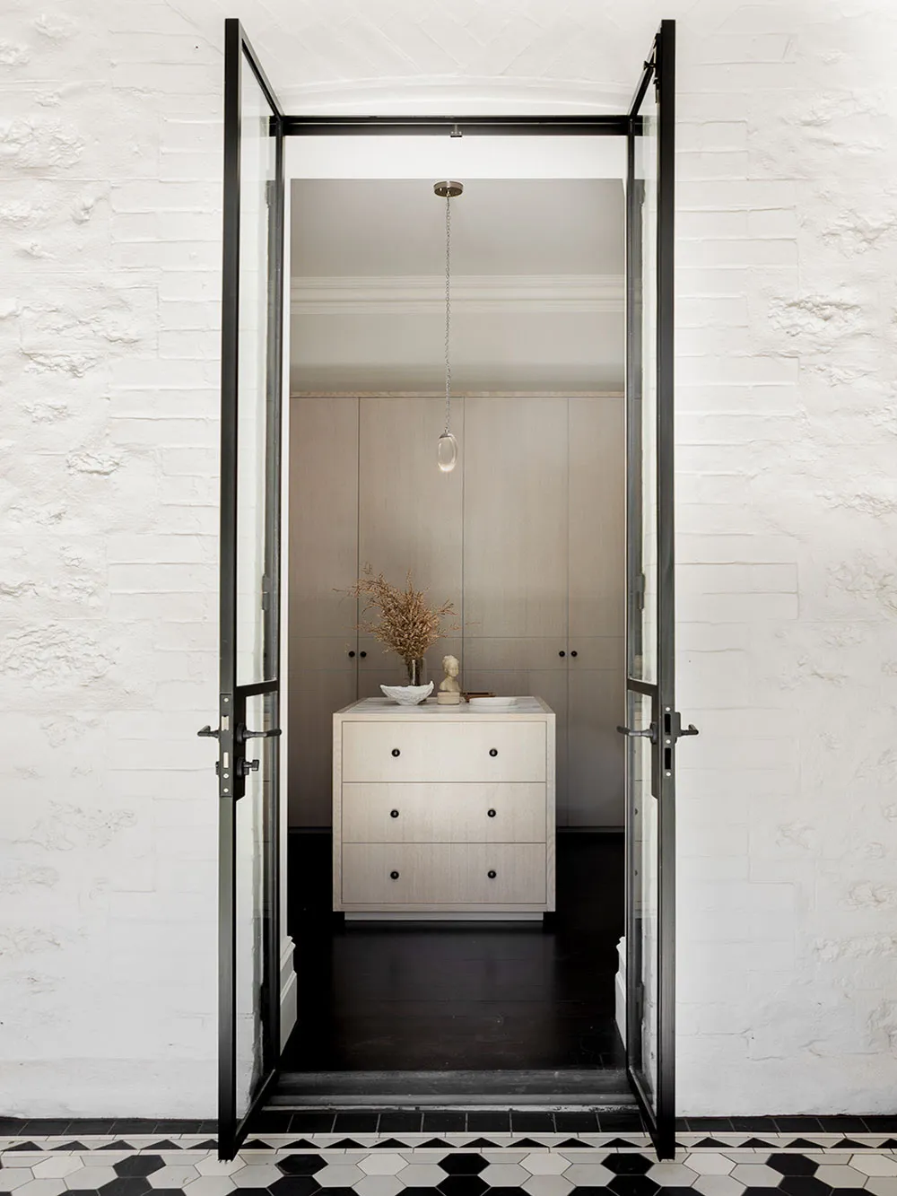 Изящный черно-белый интерьер большого дома с историей в Австралии - Gallery image 17