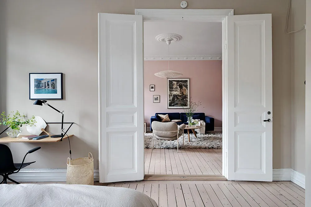 Różowa salon z niebieskim sofą: uroczy skandynawski mieszkanie w centenowym domu (105 m²) - Gallery image 13