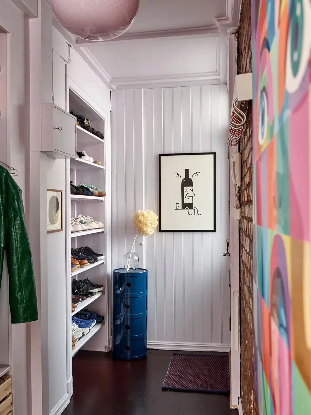 Teintes bleues et accents colorés : intérieur joyeux à Oslo - Gallery image 15