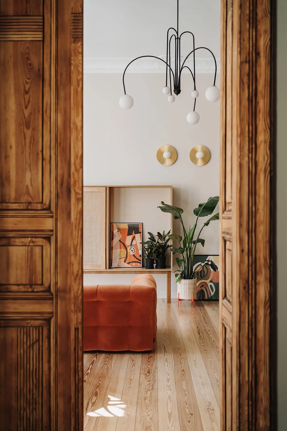 Cocina destacada, puertas vintage y techos altos: apartamento en Wrocław - Gallery image 12