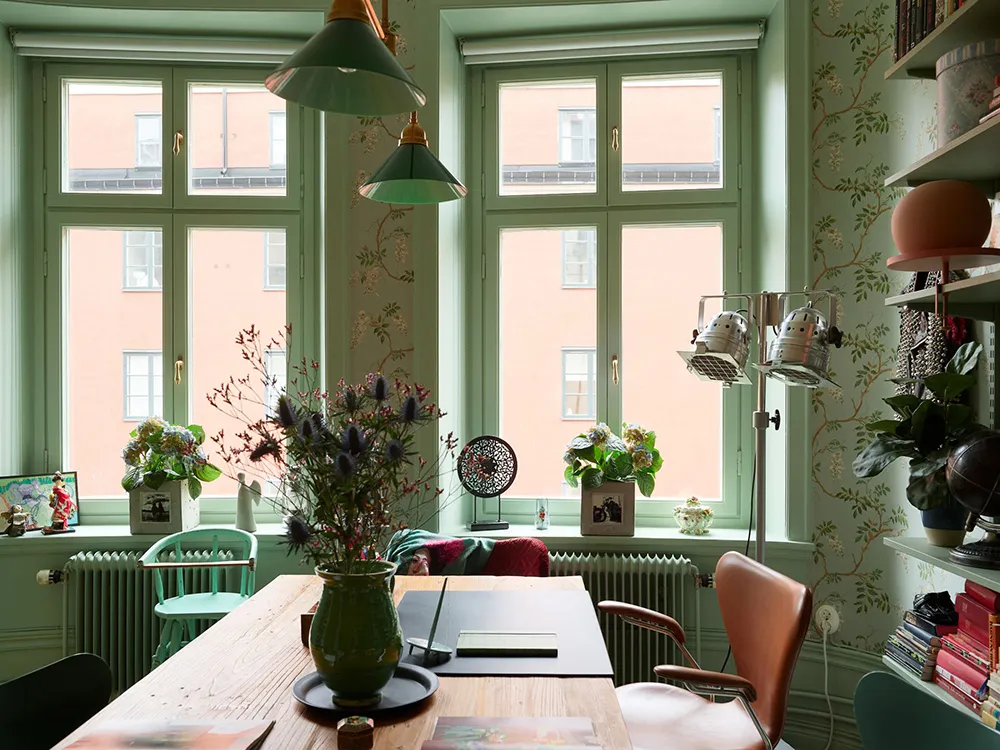 Незвичайні фарби та квіткові мотиви: радісний інтер’єр у Стокгольмі - Gallery image 23