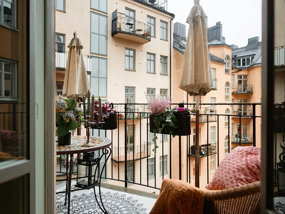 Незвичайні фарби та квіткові мотиви: радісний інтер’єр у Стокгольмі - Gallery image 7