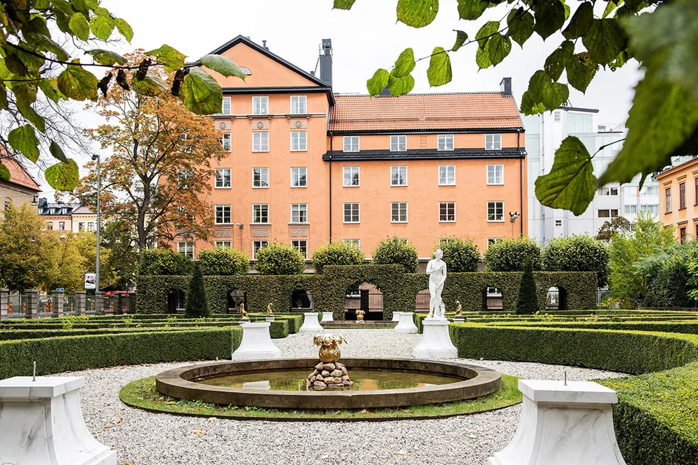 Цветные стены и обои: живой интерьер в старом доме в Стокгольме - Gallery image 32