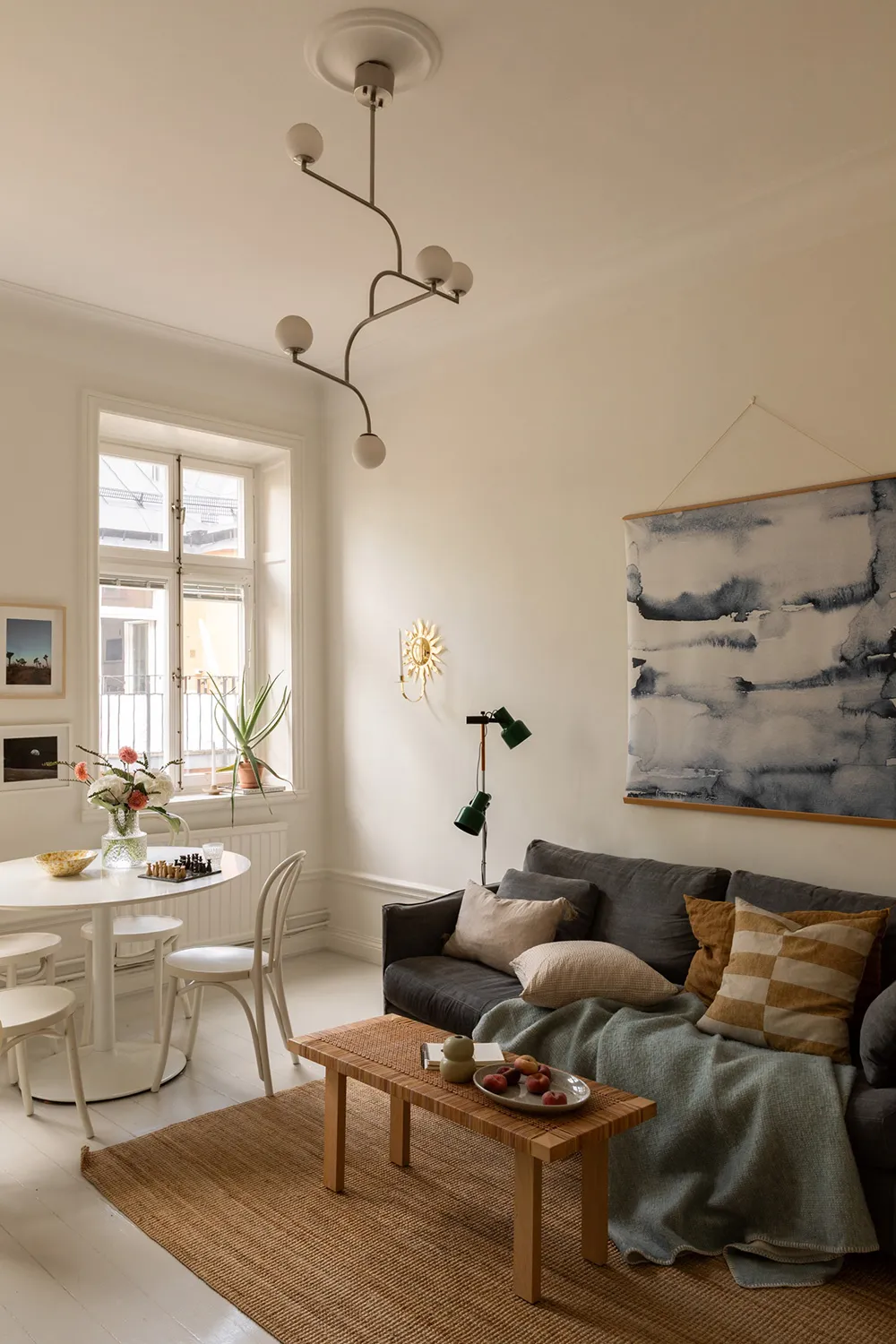 Белый интерьер с синими акцентами: маленькая двушка в Швеции (31 кв. м) - Gallery image 1