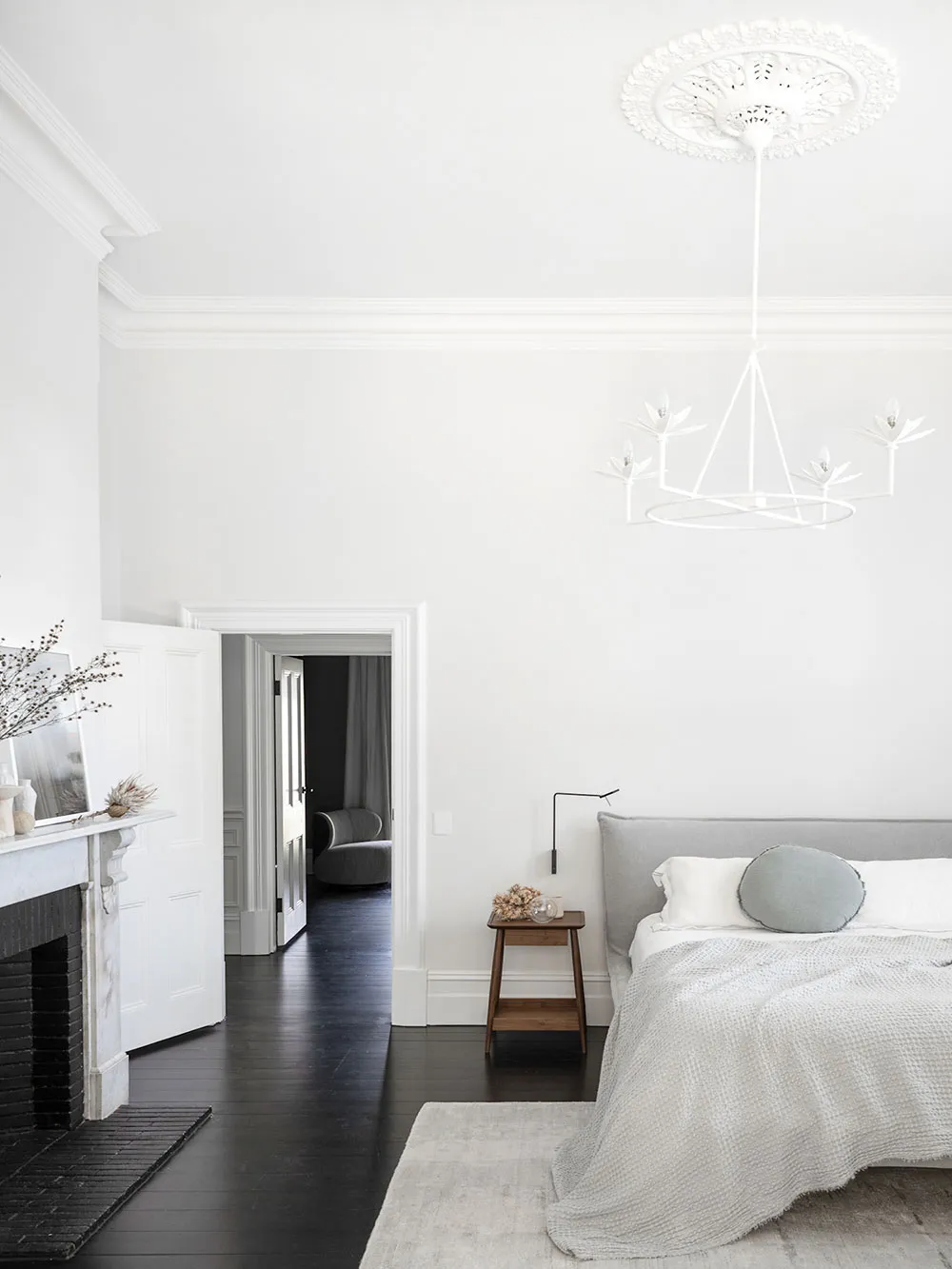 Изящный черно-белый интерьер большого дома с историей в Австралии - Gallery image 7