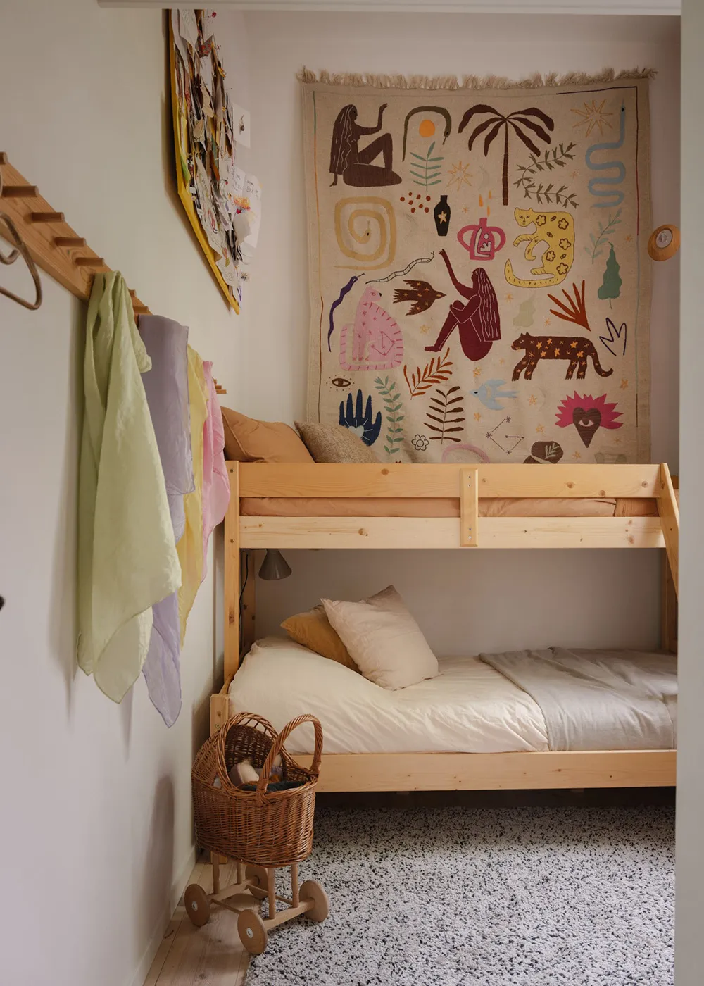 Żółta płytka i otwarty przestrzeń: mieszkanie w byłej szkole w Sztokholmie - Gallery image 19