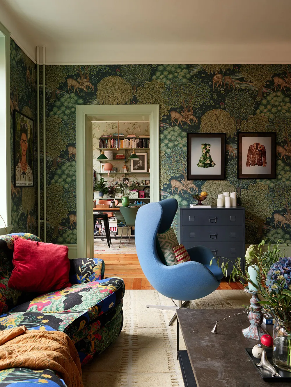 Незвичайні фарби та квіткові мотиви: радісний інтер’єр у Стокгольмі - Gallery image 18