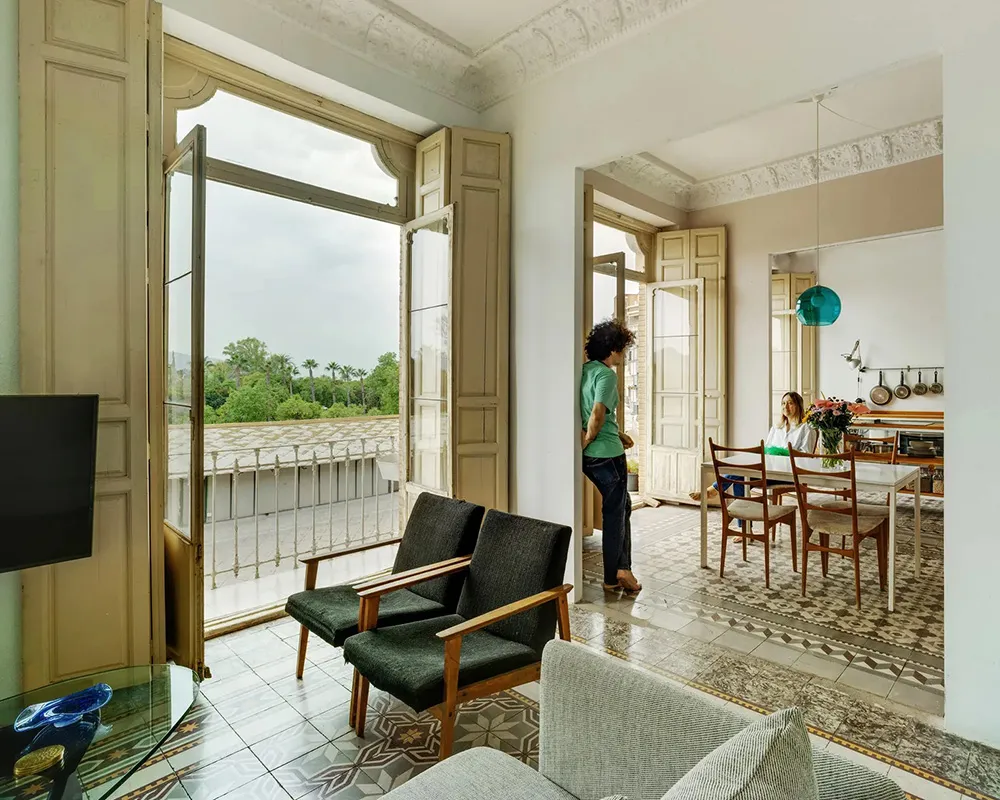 Великолепні класичні деталі в квартирі молодих дизайнерів у Мурсії - Gallery image 2