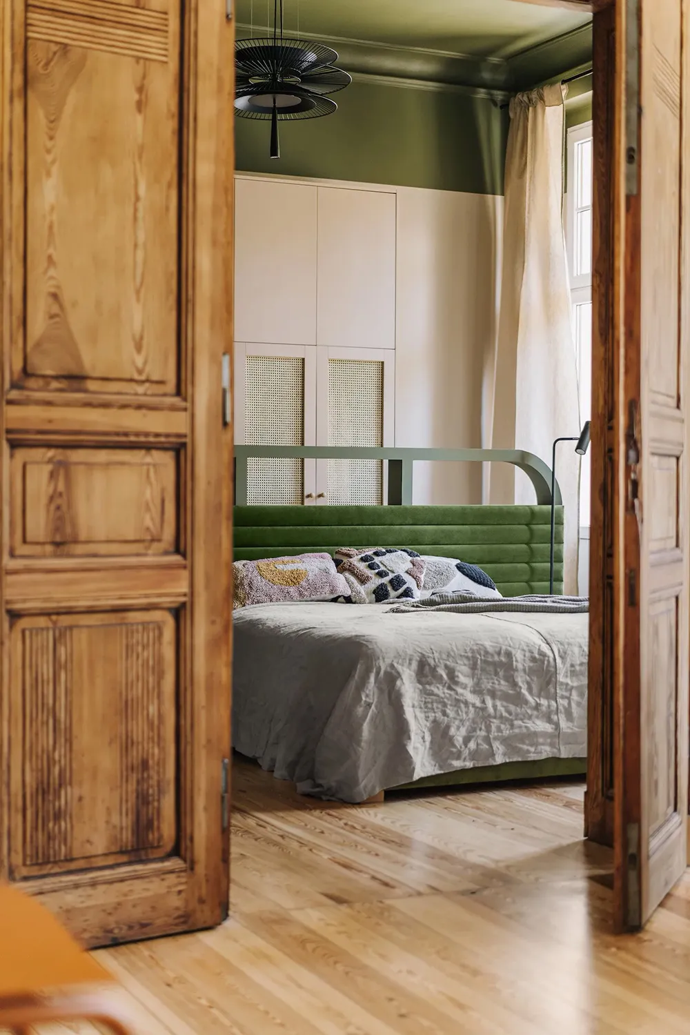 Cocina destacada, puertas vintage y techos altos: apartamento en Wrocław - Gallery image 8