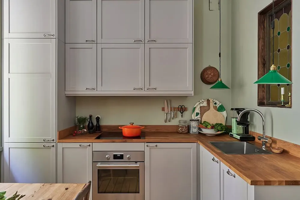 Tonos verdes y sofá a cuadros: apartamento en Estocolmo (47 m²) - Gallery image 5