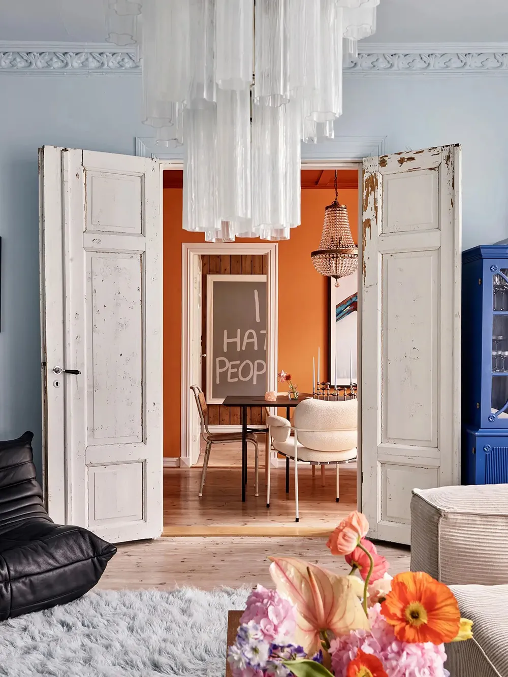 Teintes bleues et accents colorés : intérieur joyeux à Oslo - Gallery image 9