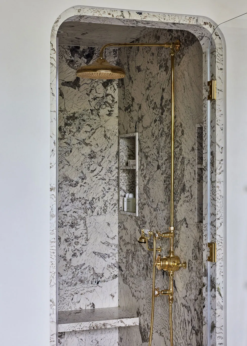 Wпечатujący loft w Soho z nowoczesnym sztuką i luksusowymi oknami - Gallery image 16