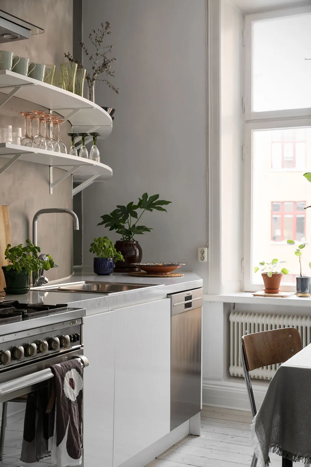 Приємний скандинавський інтер'єр у білих та зелених відтінках (57 кв. м) - Gallery image 24