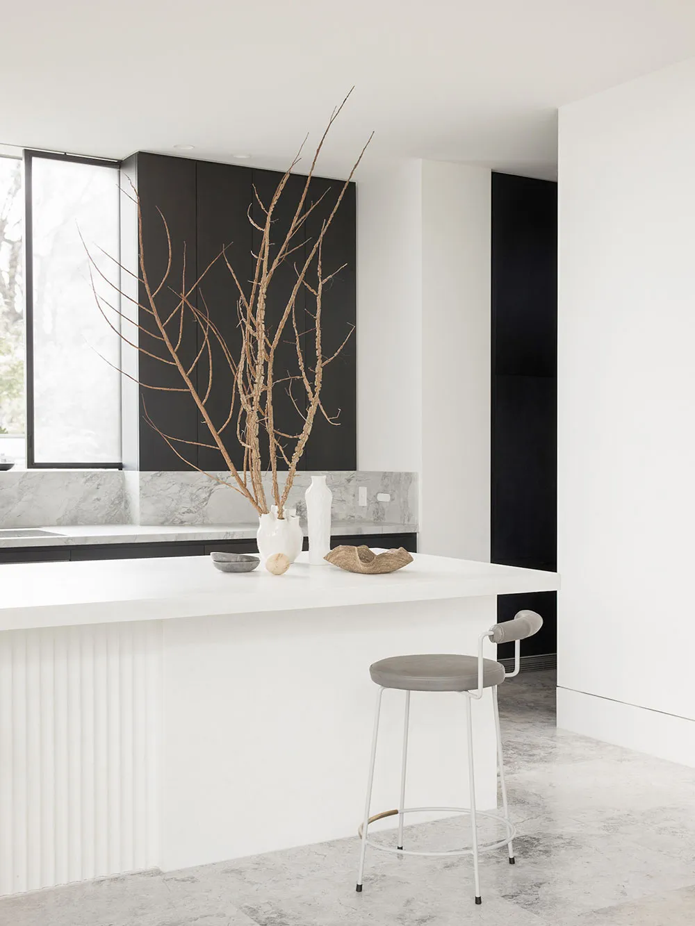 Изящный черно-белый интерьер большого дома с историей в Австралии - Gallery image 15