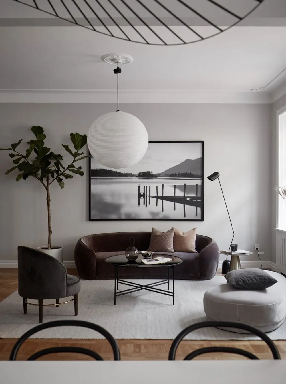 Heller skandinavischer Interior mit elegannten dunklen Akzenten - Gallery image 1