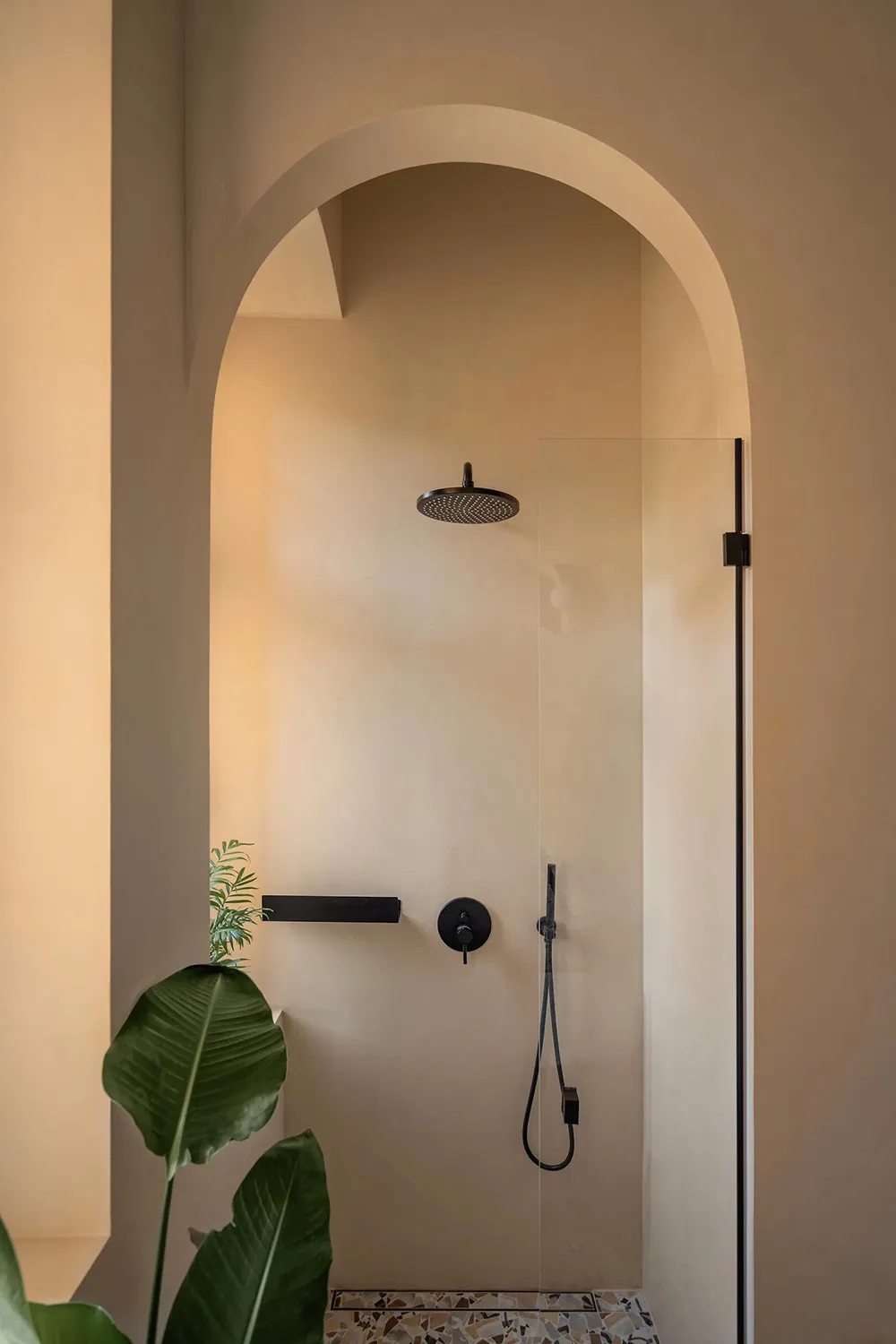 Cocina destacada, puertas vintage y techos altos: apartamento en Wrocław - Gallery image 17