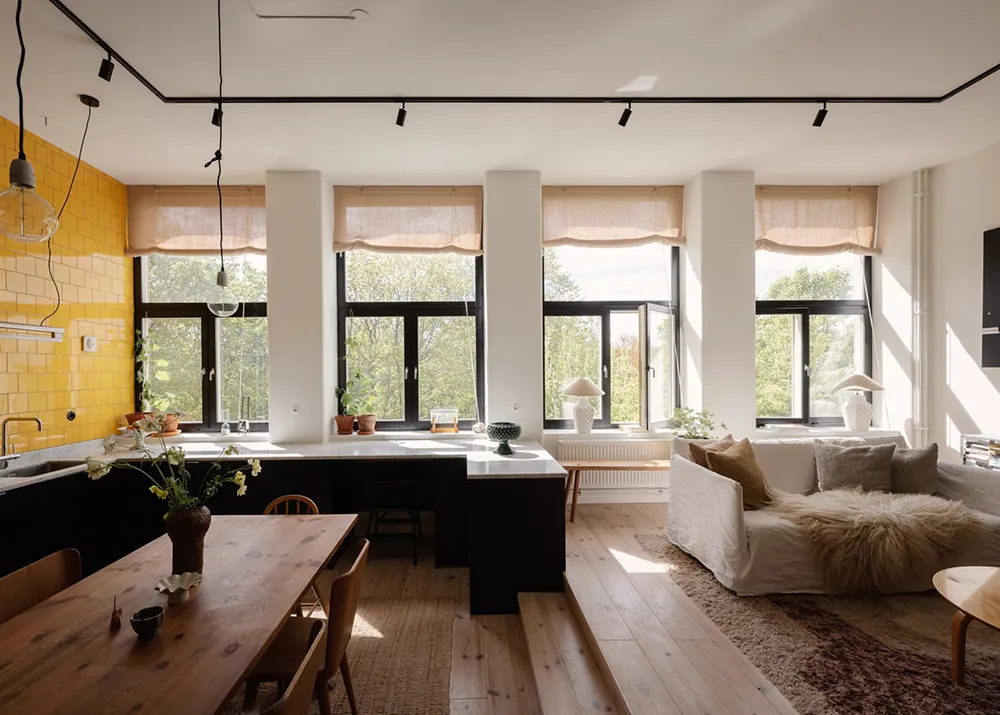 Żółta płytka i otwarty przestrzeń: mieszkanie w byłej szkole w Sztokholmie - Gallery image 5