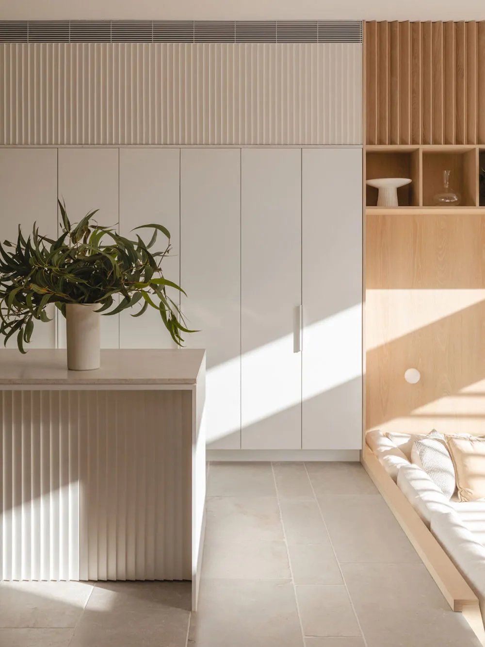 Éclairci et moderne intérieur dans l'ancienne cabane de pêche à Sydney - Gallery image 3