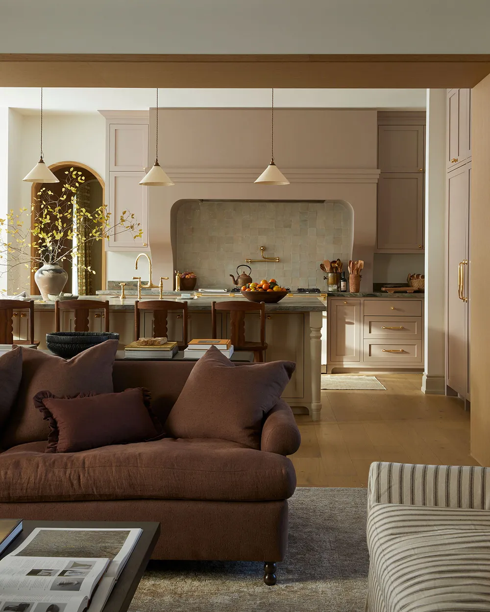 Gamme inhabituelle et beaux motifs dans le design d'une maison de campagne au Canada - Gallery image 1