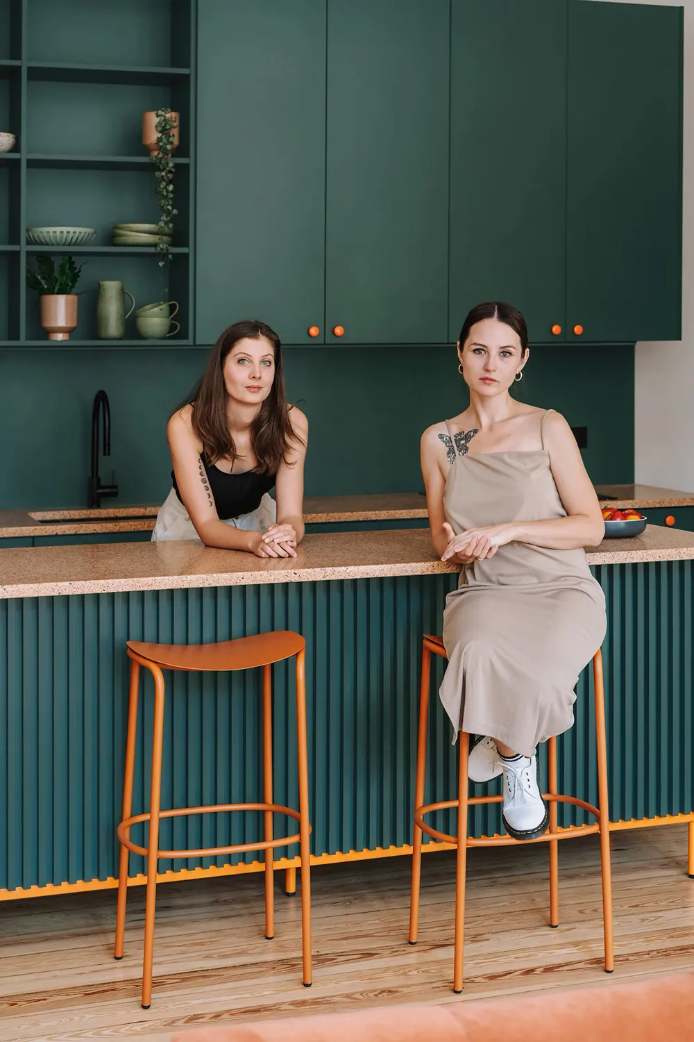 Cocina destacada, puertas vintage y techos altos: apartamento en Wrocław - Gallery image 4