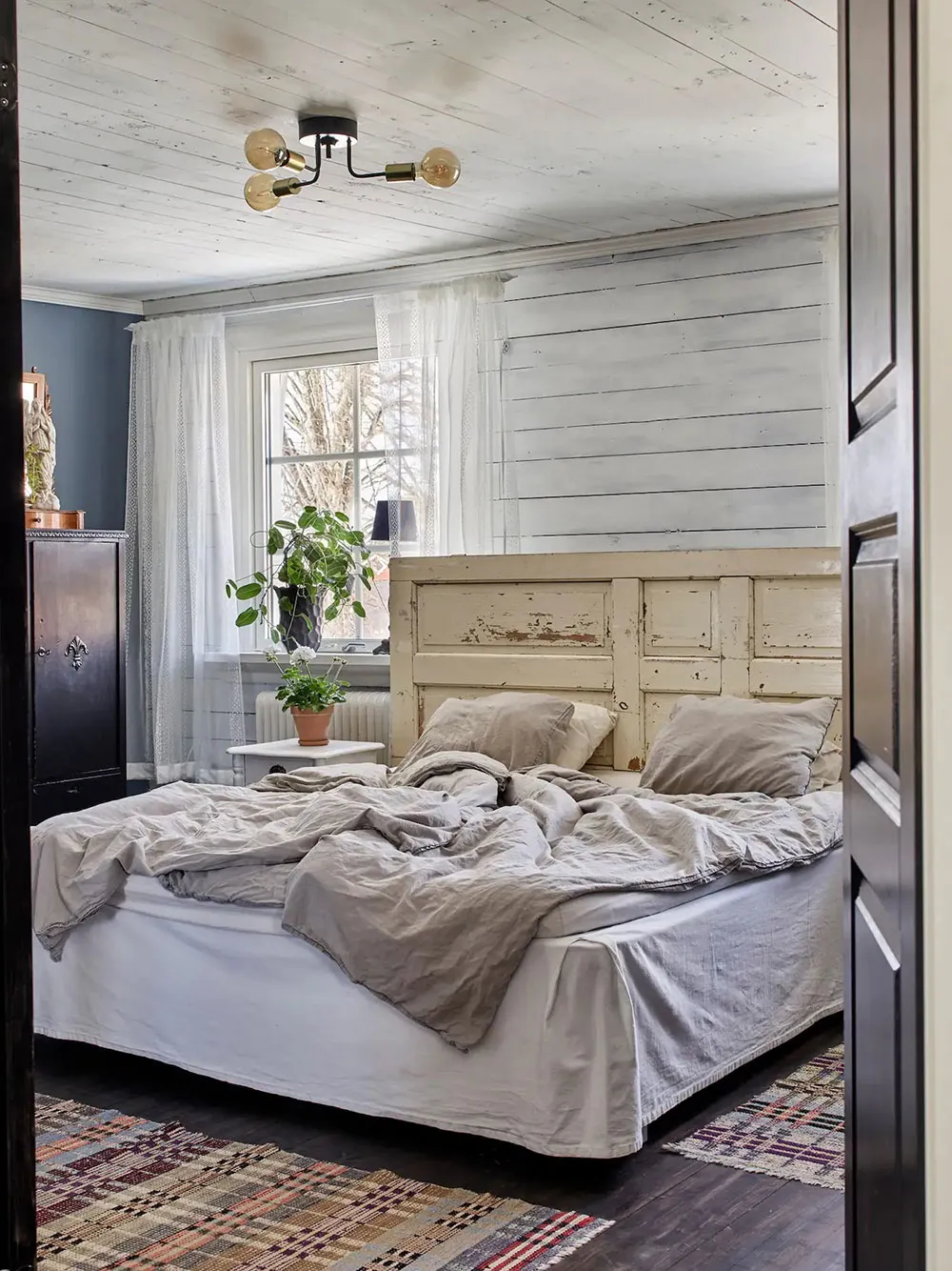 Стіни з обоями та знахідки з блошиних ринків: дача в Швеції - Gallery image 10