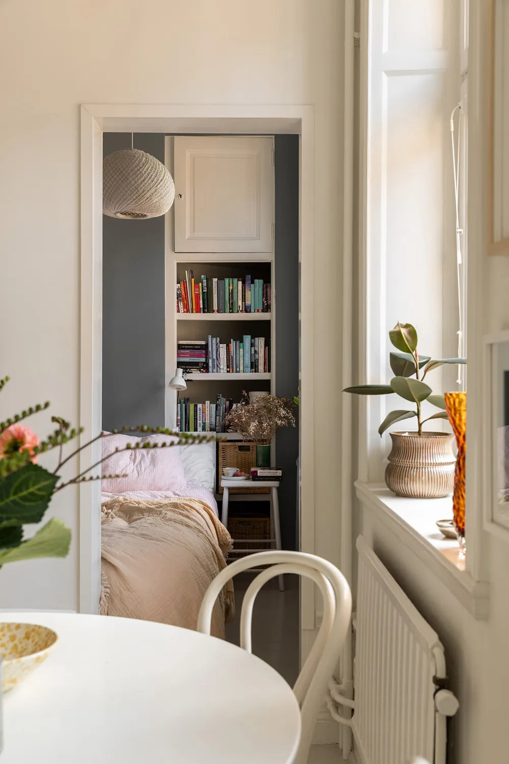 Белый интерьер с синими акцентами: маленькая двушка в Швеции (31 кв. м) - Gallery image 7