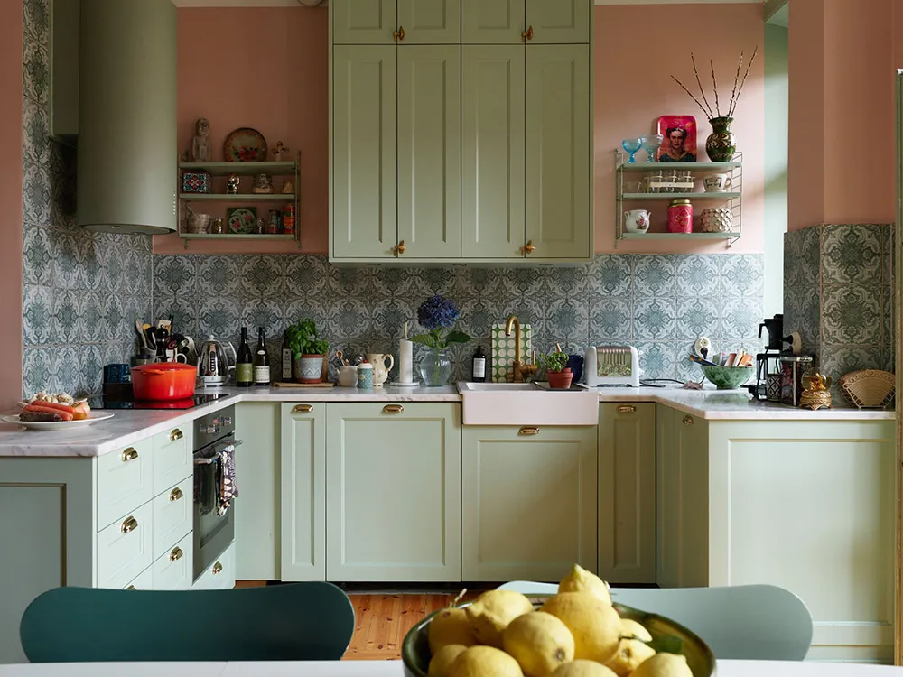 Незвичайні фарби та квіткові мотиви: радісний інтер’єр у Стокгольмі - Gallery image 4