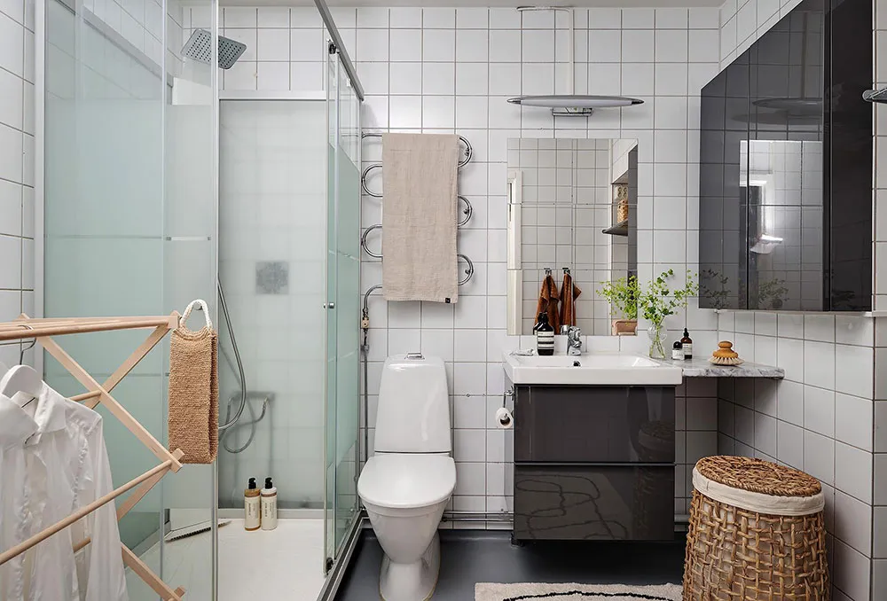 Różowa salon z niebieskim sofą: uroczy skandynawski mieszkanie w centenowym domu (105 m²) - Gallery image 30