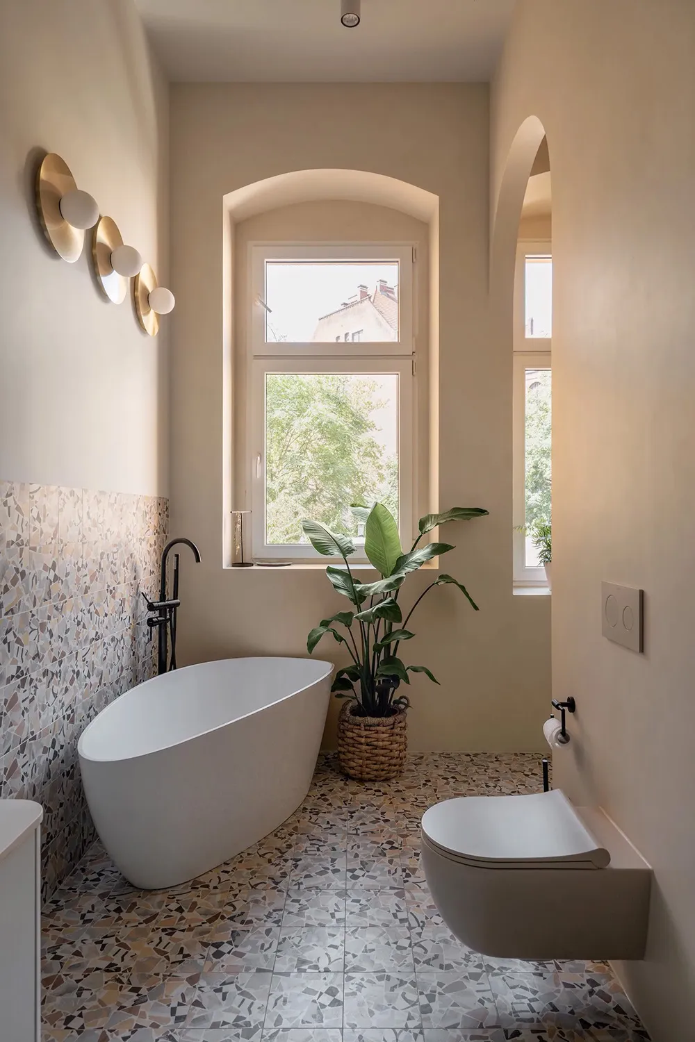 Cocina destacada, puertas vintage y techos altos: apartamento en Wrocław - Gallery image 14