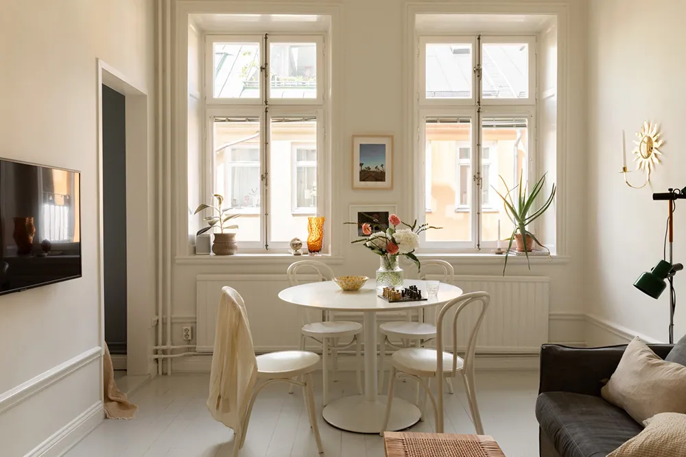 Белый интерьер с синими акцентами: маленькая двушка в Швеции (31 кв. м) - Gallery image 4