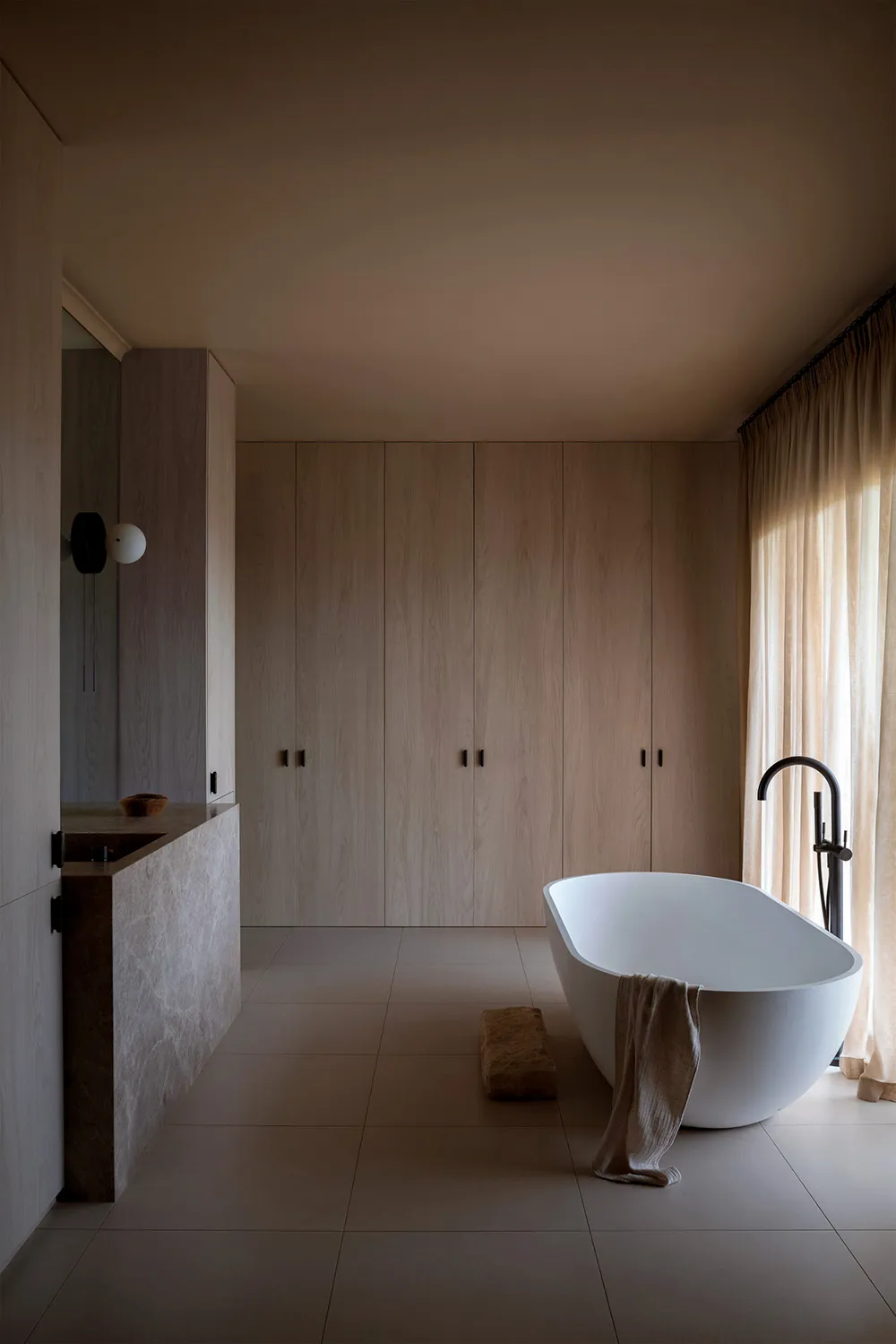 Teintes douces et lignes esthétiques : maison de détente moderne à Melbourne - Gallery image 12