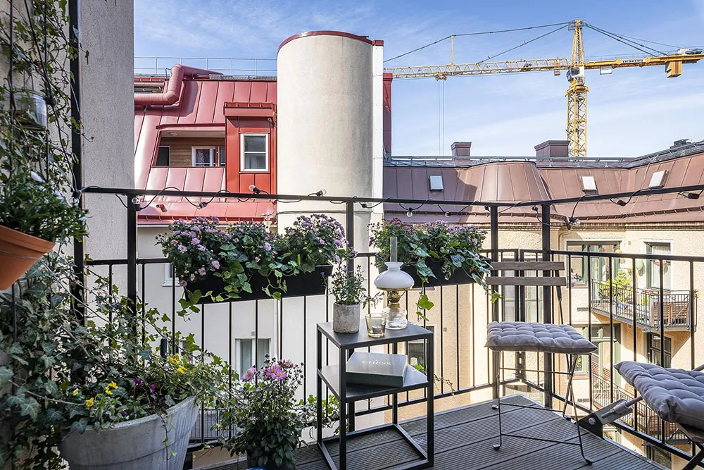 Light and Warm Living Room and Atmosphere Blue Bedroom: Apartment in Gothenburg (52 sqm) - Gallery image 17