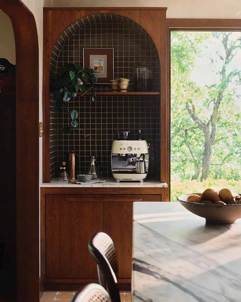 Elegancki dom mid century na tle natury: nowy projekt Joanny i Chipa Gains - Gallery image 7