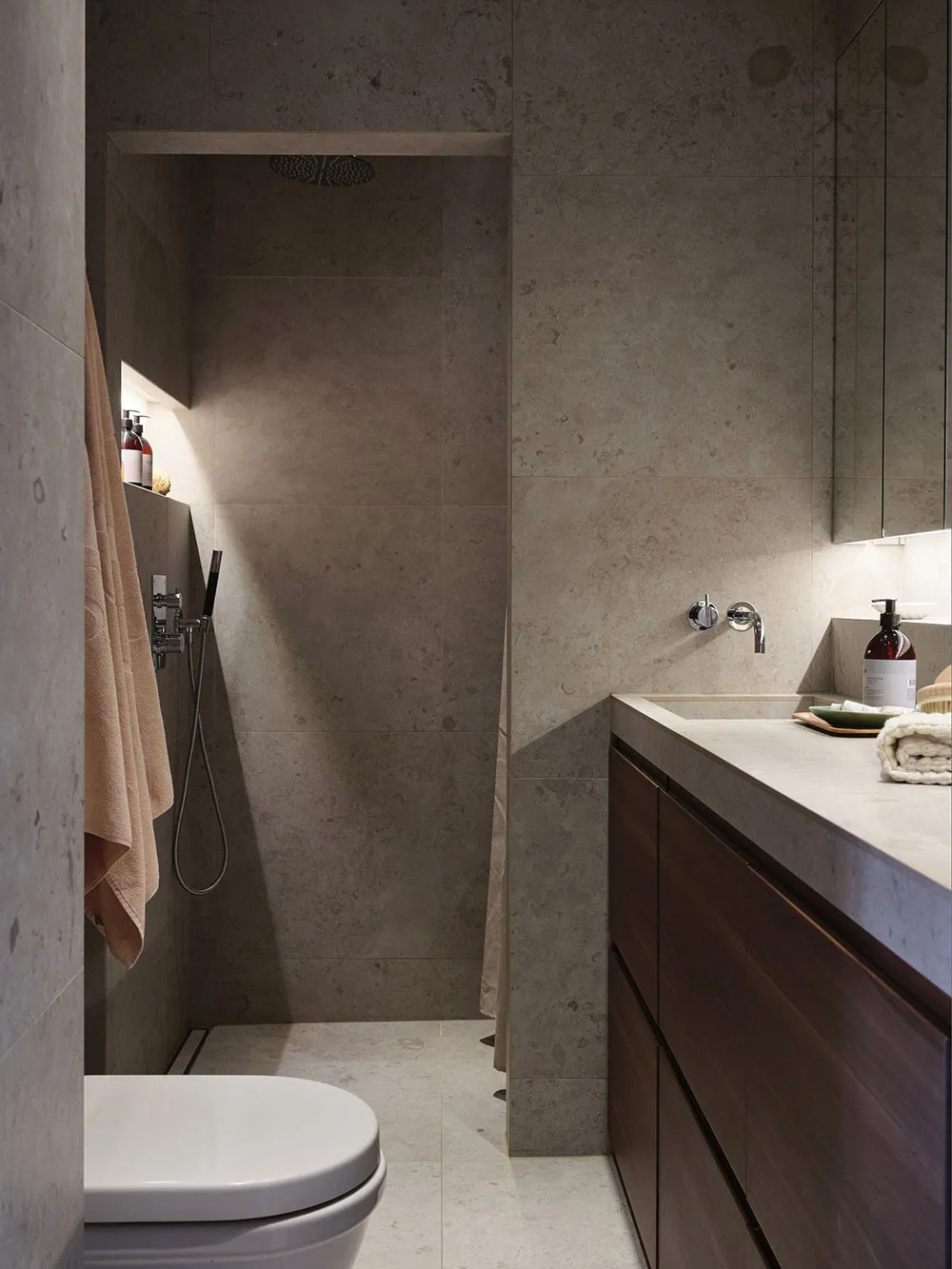 Необычная планировка і мансарда з терасою: приємна скандинавська квартира з інтригою - Gallery image 27