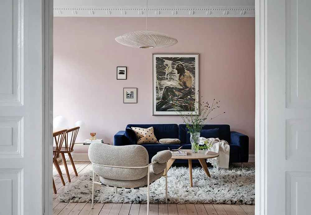 Różowa salon z niebieskim sofą: uroczy skandynawski mieszkanie w centenowym domu (105 m²) - Gallery image 14