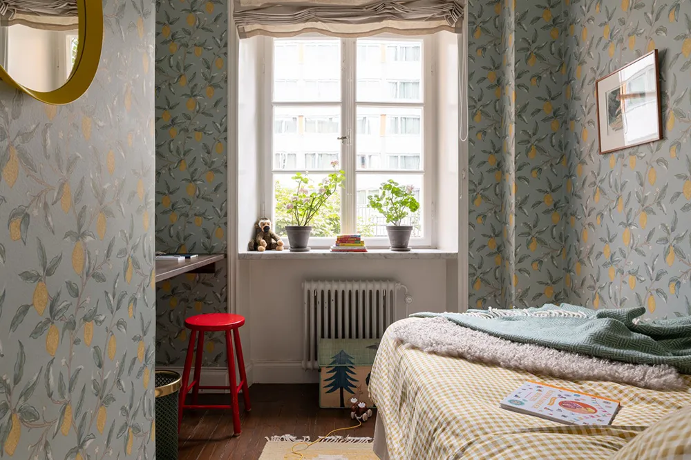 Цветные стены и обои: живой интерьер в старом доме в Стокгольме - Gallery image 26