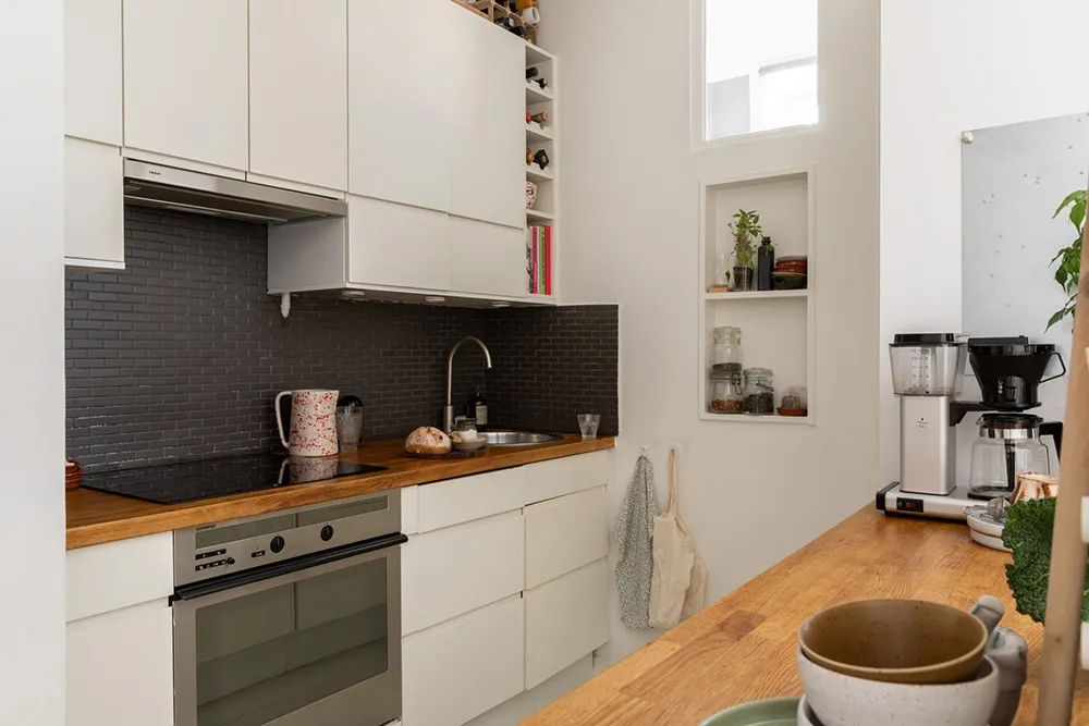 Белый интерьер с синими акцентами: маленькая двушка в Швеции (31 кв. м) - Gallery image 13