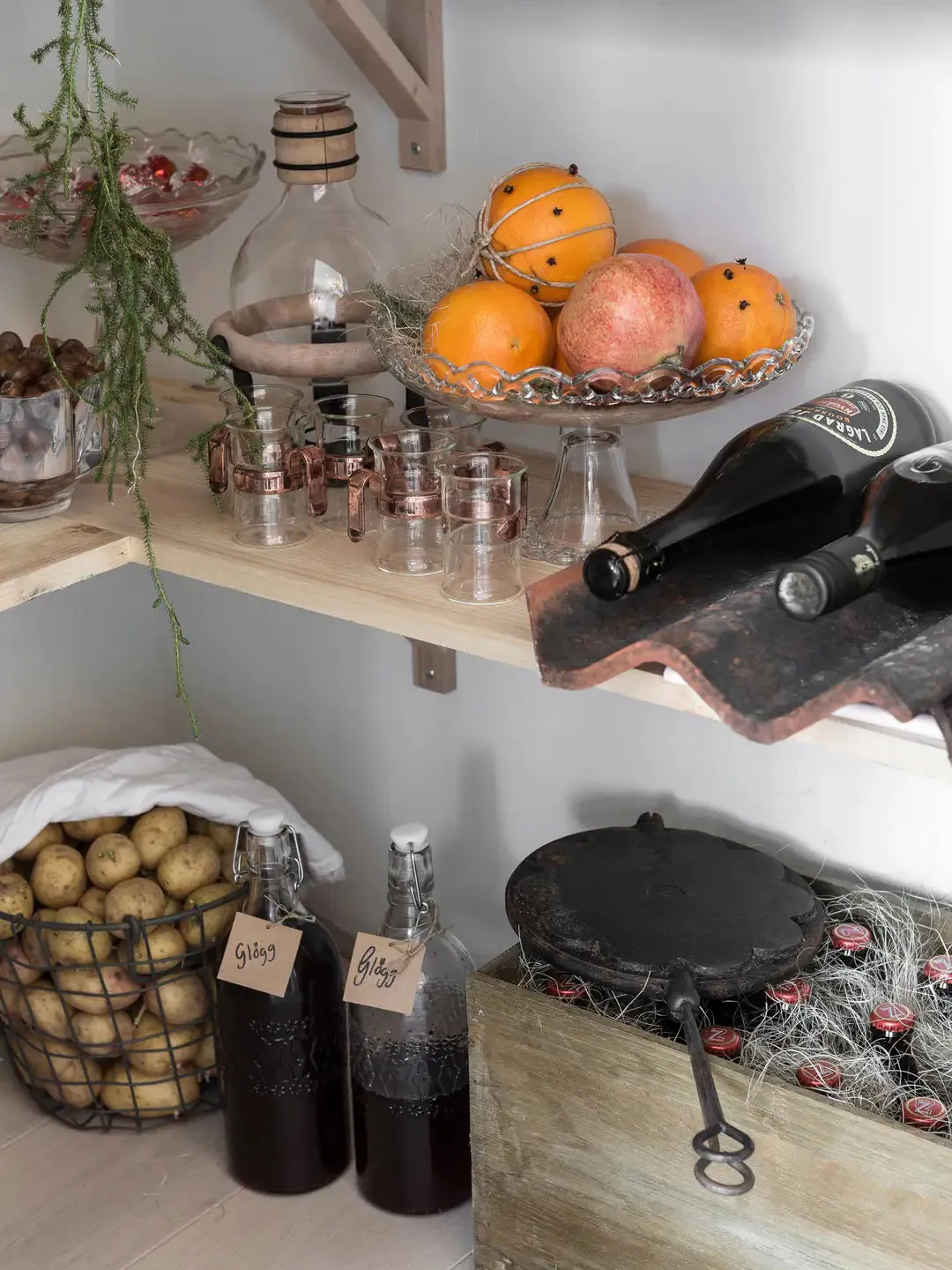 Maison suédoise blanche décorée pour les fêtes de fin d'année - Gallery image 5