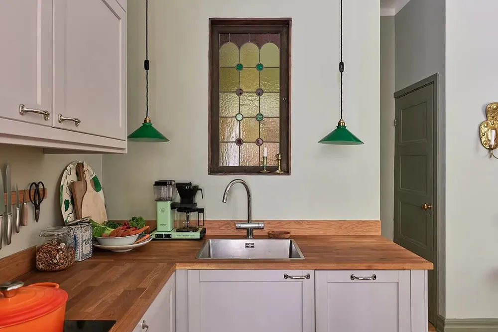 Tonos verdes y sofá a cuadros: apartamento en Estocolmo (47 m²) - Gallery image 6