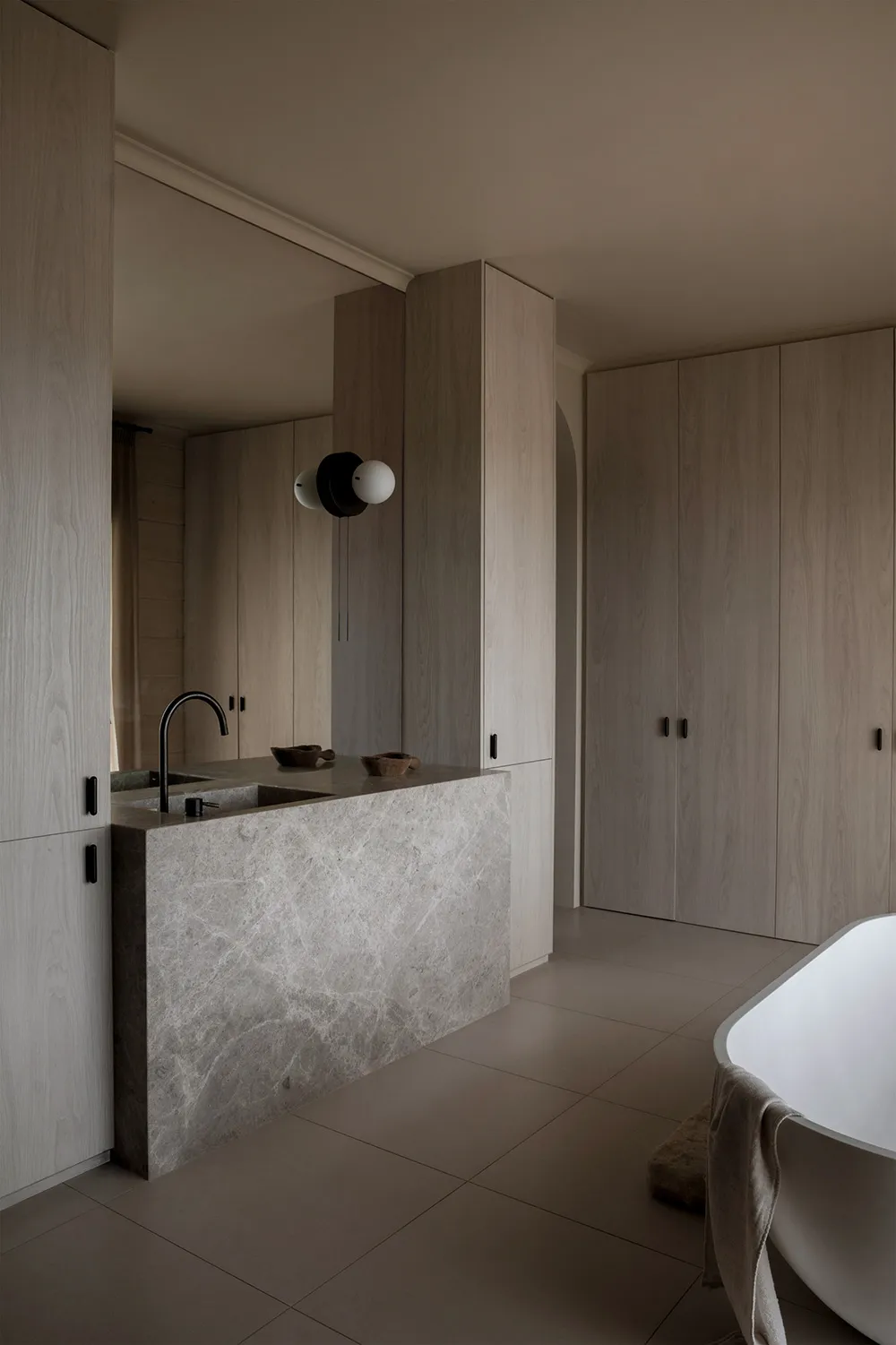 Teintes douces et lignes esthétiques : maison de détente moderne à Melbourne - Gallery image 9