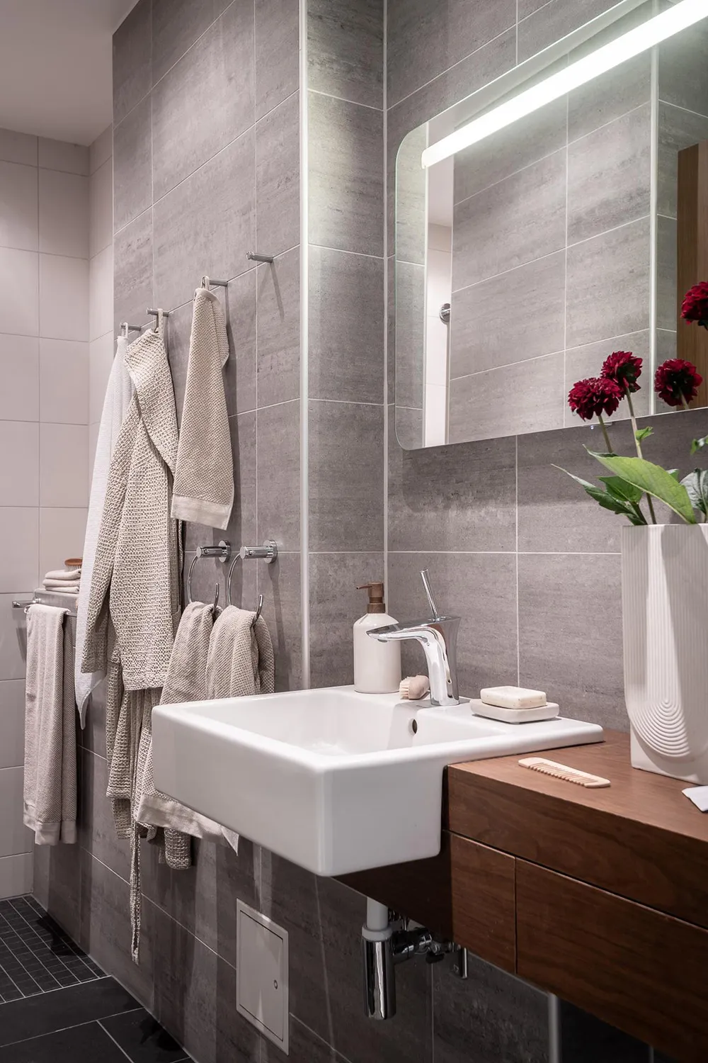 Nice Scandi Apartment with Unusual Layout and Olive-Colored Kids' Room - Gallery image 39