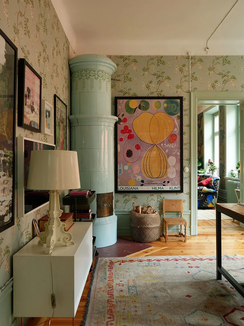 Незвичайні фарби та квіткові мотиви: радісний інтер’єр у Стокгольмі - Gallery image 22