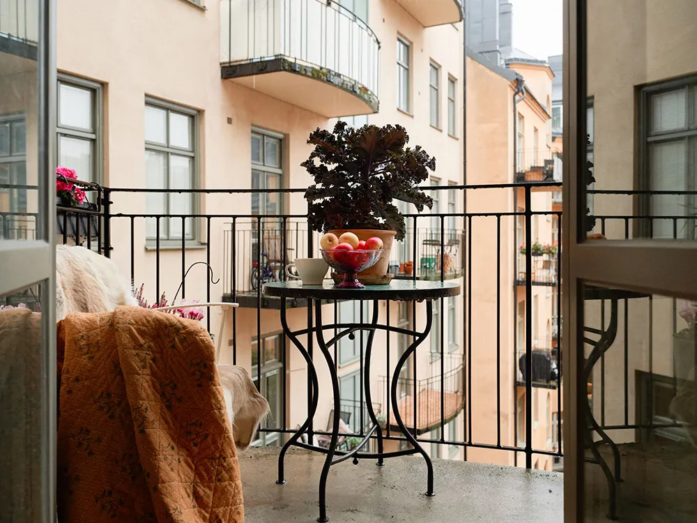 Незвичайні фарби та квіткові мотиви: радісний інтер’єр у Стокгольмі - Gallery image 31