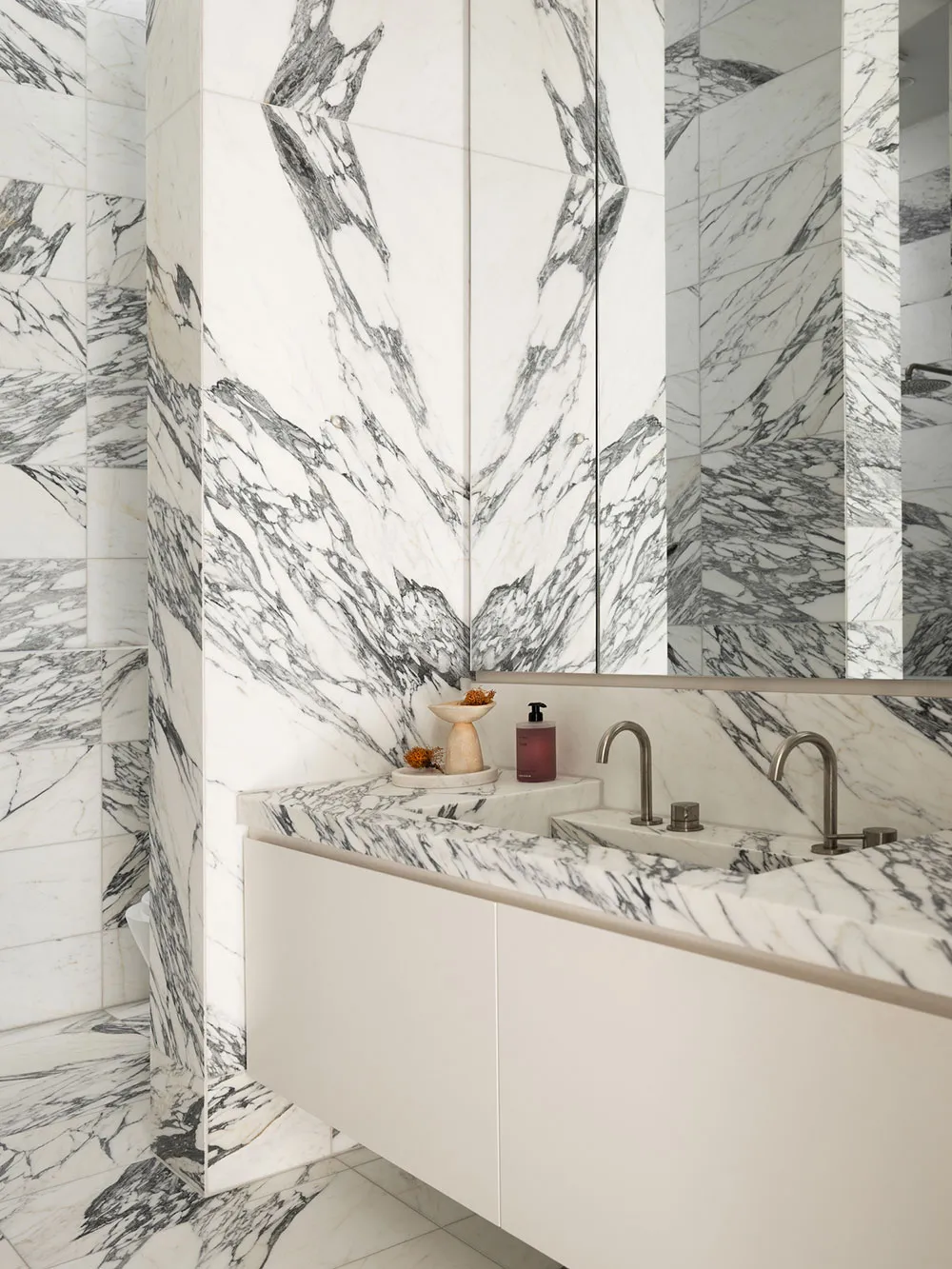 Изящный черно-белый интерьер большого дома с историей в Австралии - Gallery image 10