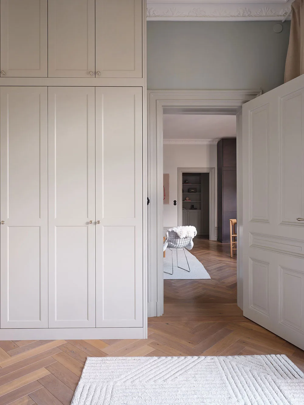 Необычная планировка і мансарда з терасою: приємна скандинавська квартира з інтригою - Gallery image 14