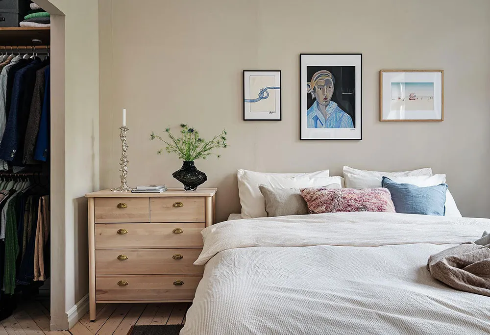 Różowa salon z niebieskim sofą: uroczy skandynawski mieszkanie w centenowym domu (105 m²) - Gallery image 11