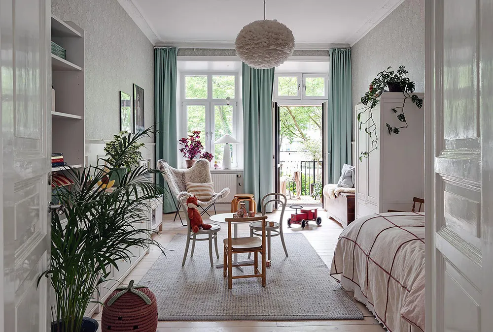 Różowa salon z niebieskim sofą: uroczy skandynawski mieszkanie w centenowym domu (105 m²) - Gallery image 19