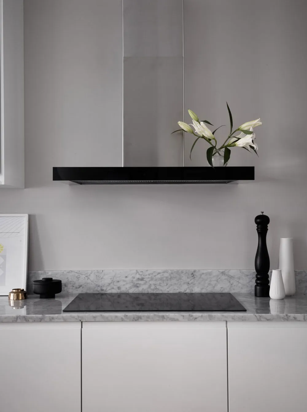 Heller skandinavischer Interior mit elegannten dunklen Akzenten - Gallery image 9