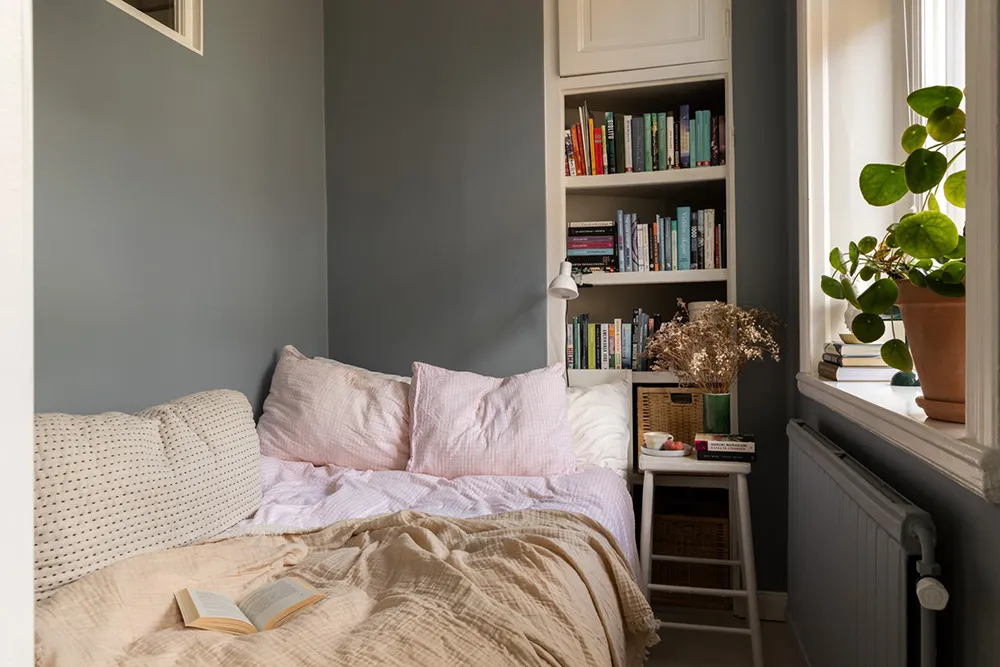 Белый интерьер с синими акцентами: маленькая двушка в Швеции (31 кв. м) - Gallery image 9